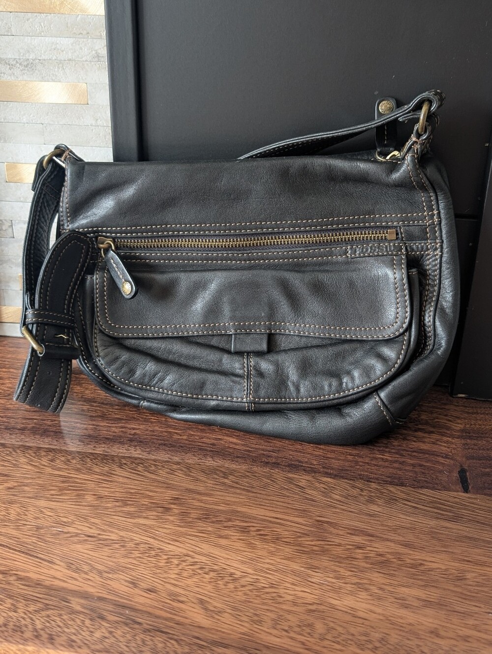 Classic Black Leather Fossil Shoulderbag with Front Zip and Flap Pocket